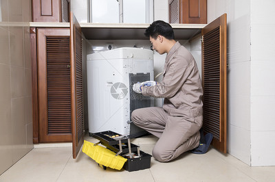 守護(hù)家庭潔凈 工人家電維修中的洗衣機(jī)專業(yè)維護(hù)